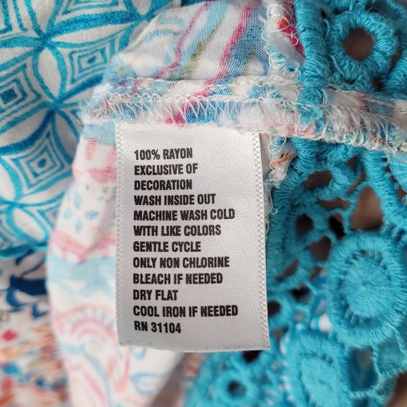 Crown & Ivy Sleeveless V-neck Paisley Floral Pattern Tunic Blouse Size Petite LG - Picture 11 of 12